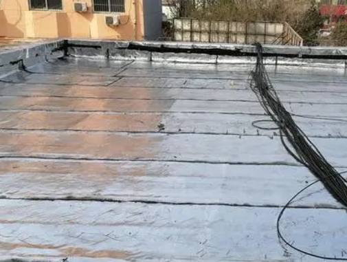 资阳卫生间漏水维修公司分享下资阳屋面楼顶防水刚性防水层施工要点。